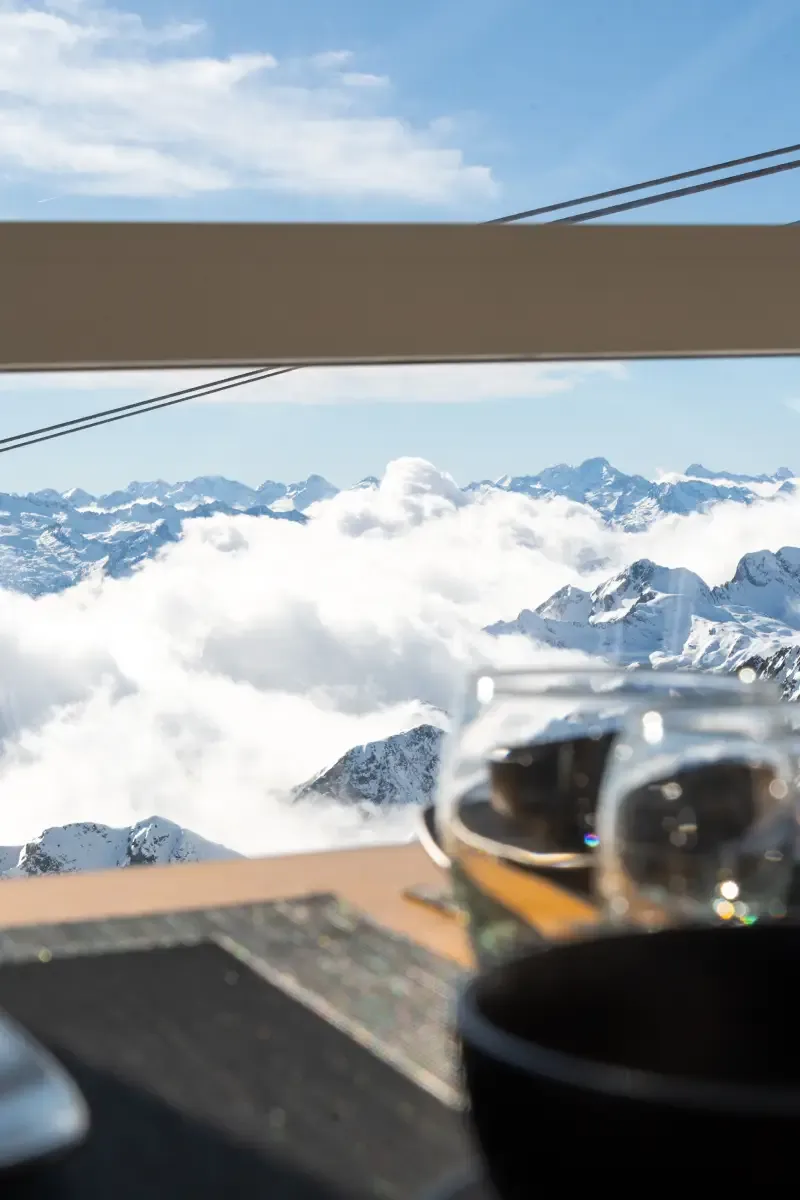 Deux personnes buvant un verre au Pic du Midi